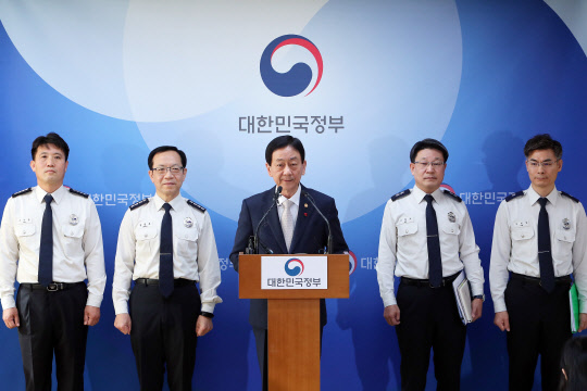 진영 행정안전부 장관이 4일 오전 정부세종청사에서 소방공무원 신분 국가직화 관련 소방청 합동 브리핑을 하고 있다. 행정안전부 제공